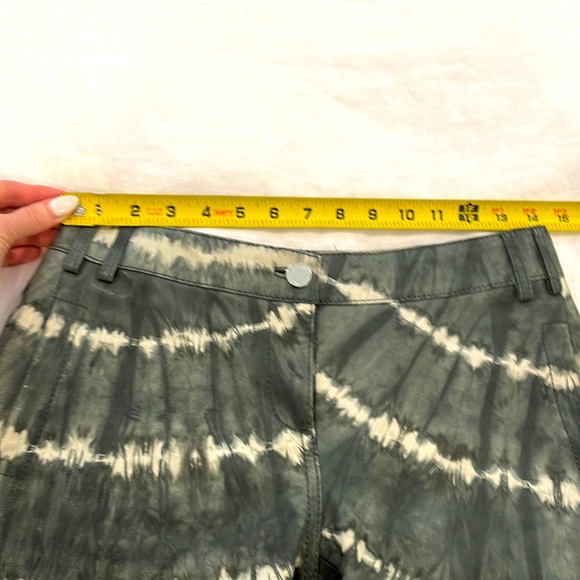 TORY BURCH LEATHER tie-dye dark grey and ivory low-rise shorts. - Picture 5 of 5